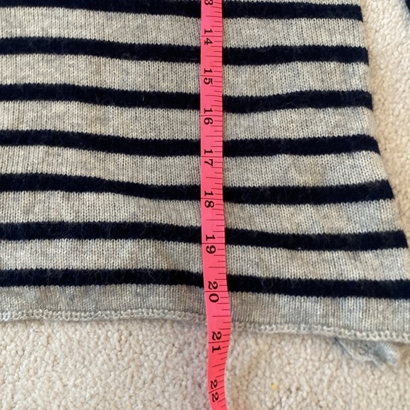 OLIVACEOUS STRIPED SWEATER with open back size large - Picture 4 of 5